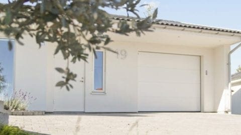 Denken Sie beim Hausbau an ausreichend Platz für Auto und Hobbys. Eksjöhus berät Sie bei der Planung einer Garage oder eines Carports.